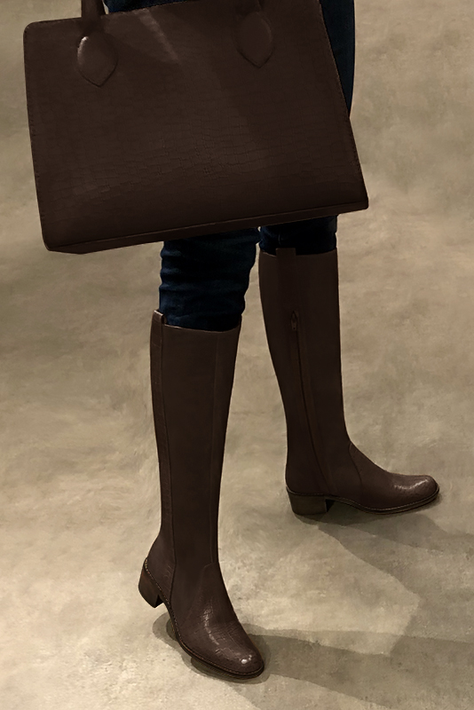 Dark brown women's riding knee-high boots. Round toe. Low leather soles. Made to measure. Worn view - Florence KOOIJMAN